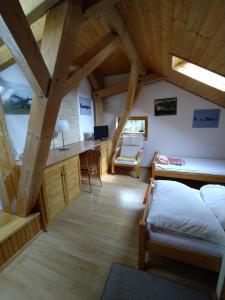 Voodi või voodid majutusasutuse Apartmán v Srní toas