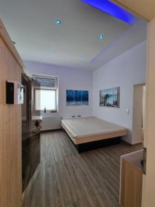 ein großes Zimmer mit einem Bett in der Mitte in der Unterkunft Apartment mit Whirlpool, Wasserbett & Sauna in Gelsenkirchen