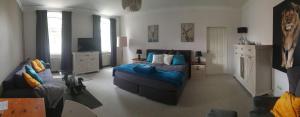 sala de estar con cama y sofá en Luna et Sol - Haus am See großes Apartment, en Seehausen