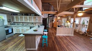 - une grande cuisine avec une grande île dans une maison dans l'établissement Coral Beach Village Resort, à Utila