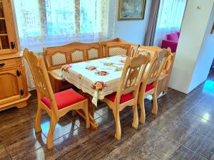Domek Maria Mąka في زاكوباني: طاولة طعام وكراسي مع طاولة وطاولة وكراسي
