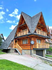 Domek Maria Mąka في زاكوباني: منزل خشبي كبير مع سقف مقامر
