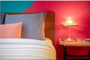 een slaapkamer met een bed en een lamp op een tafel bij The Après, Village Studio with Hot Tub and View in Whistler +13 foto's