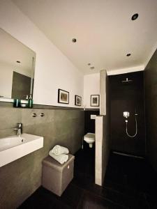 Koupelna v ubytování Weinlofts an der Mosel mit E10 Ladestation