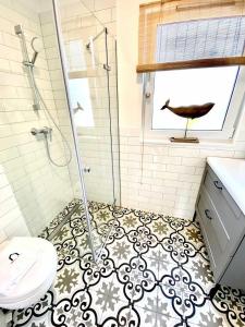 La salle de bains est pourvue d'une douche, de toilettes et d'un lavabo. dans l'établissement Playa Pobierowo, à Pobierowo