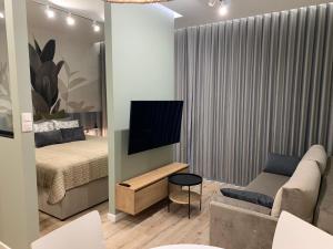 TV a/nebo společenská místnost v ubytování Ukiel Park Green Apartament