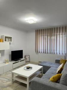 - un salon avec un canapé et une table dans l'établissement Complex Rezidential Ana, à Caransebeş