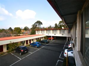 a group of cars parked in a parking lot at Motel Maroondah in Box Hill