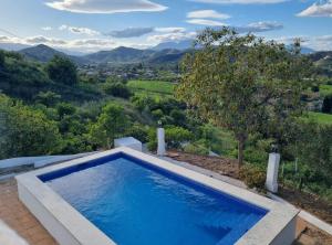 una piscina con vista sulle montagne di Casa Loko a Coín