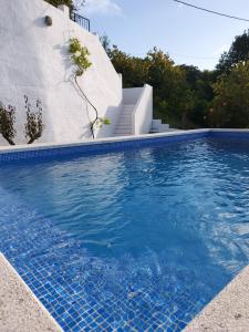 The swimming pool at or close to Casa Loko