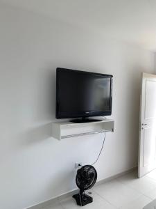 a flat screen tv sitting on a white wall at STUDIO KITSOSSEGO in Curitiba