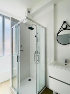 Phòng tắm tại BE MY APPARTS, Appartement de charme "AU BEFFROI", DOUAI, Coeur de ville