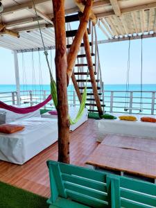 a room with two beds and a hammock at posada donde Uriel Playa tranquila in Baru