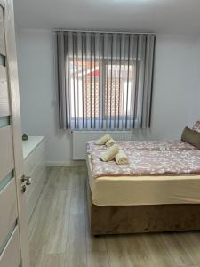 - une chambre avec un lit et 2 serviettes dans l'établissement Complex Rezidential Ana, à Caransebeş
