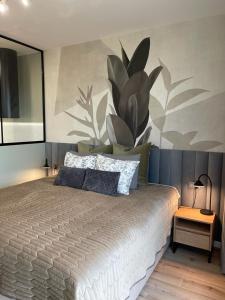 A bed or beds in a room at Ukiel Park Green Apartament