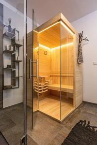 una ducha con puerta de cristal en una habitación en Funky Four, en Dahme