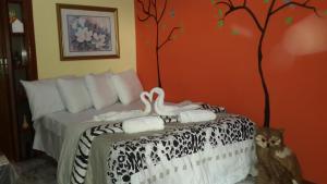 1 dormitorio con 1 cama con un árbol pintado en la pared en Chacara Santa Barbara, en Manaus