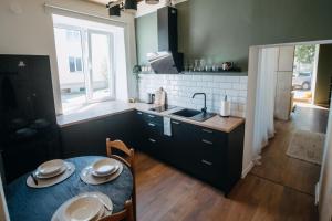 A kitchen or kitchenette at Hubane korter Viljandi vanalinnas