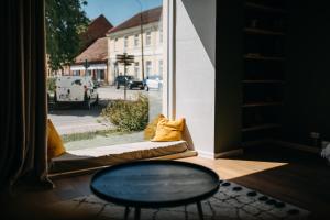 Zimmer mit Sofa, Tisch und Fenster in der Unterkunft Hubane korter Viljandi vanalinnas in Viljandi