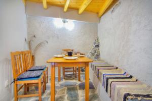 Camera piccola con tavolo e sedie in legno di Παραδοσιακό σπίτι στο χωριο ad Ágioi Déka