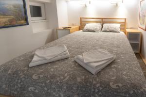 - une chambre avec un lit et 2 oreillers dans l'établissement City Passage Apartments, à Belgrade