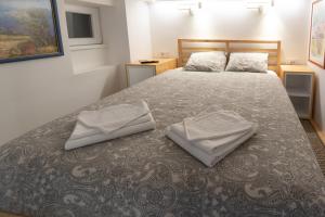 1 dormitorio con 1 cama con 2 almohadas en City Passage Apartments, en Belgrado