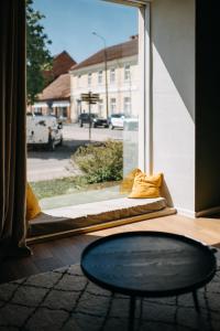 ヴィリャンディにあるHubane korter Viljandi vanalinnasの通りの景色を望む窓前のテーブル