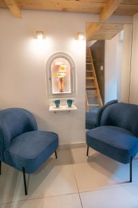 - deux chaises bleues dans une salle d'attente avec escalier dans l'établissement City Passage Apartments, à Belgrade
