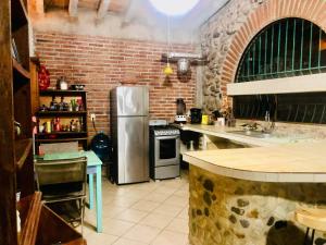 Kuchyň nebo kuchyňský kout v ubytování Casa Cereza Apartments + 37 fotografií