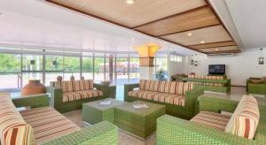 a living room with green couches and tables at Barreirinhas Gran Lençóis Flat in Barreirinhas