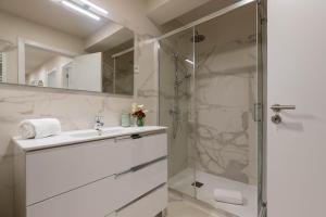 a bathroom with a sink and a shower at Green Apartment Pedras Salgadas in Pedras Salgadas