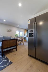 eine Küche mit einem Kühlschrank aus Edelstahl und ein Wohnzimmer in der Unterkunft Green Apartment Pedras Salgadas in Pedras Salgadas