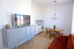 TV a/nebo společenská místnost v ubytování Lovely 2-bedroom apartment with free parking