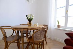 Posezení v ubytování Lovely 2-bedroom apartment with free parking + 10 fotografií