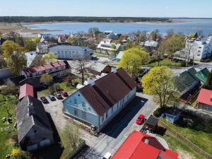 uma vista aérea de uma pequena cidade com um grande edifício em Lovely 2-bedroom apartment with free parking em Haapsalu