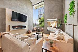 sala de estar con sofá y chimenea en New York Style Penthouse in the heart of the city, en San Diego