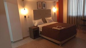 um quarto com uma cama grande num quarto em LUMA SUITE em Lima