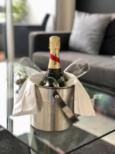 - une bouteille de champagne dans un seau sur une table dans l'établissement Paisible et charmant T2 face à la mer, à Binic