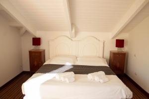 聖安吉洛的住宿－Skylight Sorrento，一间卧室配有两张白色床和红色灯。