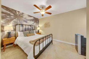 1 dormitorio con 1 cama y ventilador de techo en Trendy San Diego Home with Outdoor Space, en San Diego