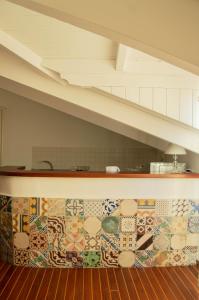 cocina con encimera con mosaicos en la pared en Skylight Sorrento en Sant'Agnello