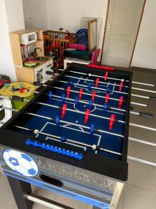 una gran mesa de ping pong en una habitación en Dunakanyar Apartman, en Pilismarót