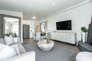 een woonkamer met een bank en een tafel bij The Rosemont II - La Jolla Luxury in San Diego
