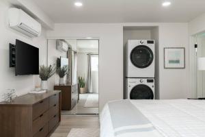 1 dormitorio con cama, TV y chimenea en The Rosemont III - La Jolla Luxury en San Diego