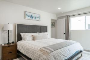 Un dormitorio blanco con una cama grande y una ventana en The Rosemont III - La Jolla Luxury en San Diego
