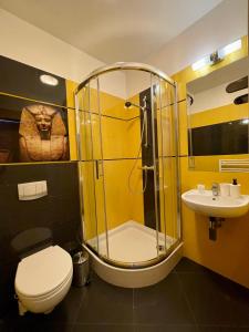 y baño con ducha, aseo y lavamanos. en Apartamenty Centrum en Olkusz