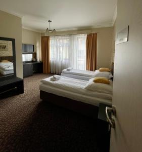 pokój hotelowy z 2 łóżkami i oknem w obiekcie Apartamenty Centrum w mieście Olkusz