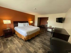 Postel nebo postele na pokoji v ubytování Tourist Inn