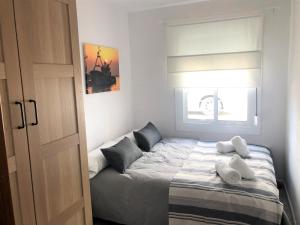 A bed or beds in a room at Apartamento renovado en Barrio de los Pescadores