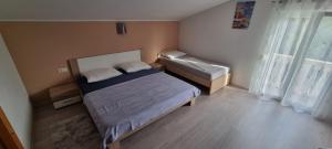 En eller flere senger på et rom på Apartmani Italo